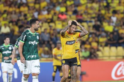 Agustín Rodríguez (d) lleva dos goles en la LigaPro y ninguno en la Libertadores.