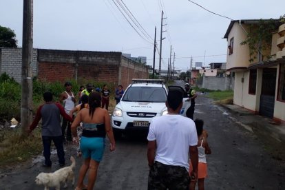La mañana de este viernes 5 de mayo, agentes de la policía volvieron al sitio de ataque para buscar más información.
