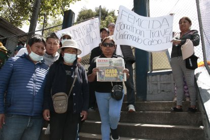 Los padres y el hermano de Cingaña (a la izquierda en la foto) se enteraron recién hace un mes que ella era maltratada por su pareja.