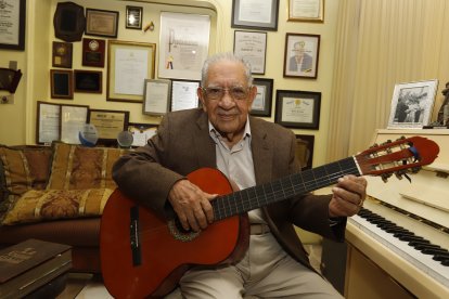 Tiene a su 

haber 

82 giras a los Estados Unidos y 22 a Europa. Así como una Gaviota de Plata que obtuvo en Viña del Mar en 1974.