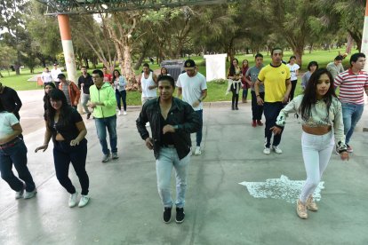 El profe Edu dicta una clase de salsa en La Carolina  que dura una hora. Al lugar asisten hasta 50 personas.