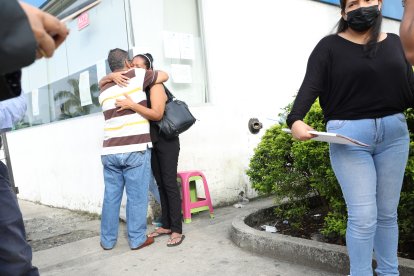 Dalila Navarrete recibe el consuelo de sus familiares por la muerte de su hijo.