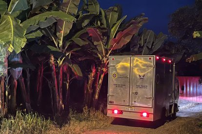 En la noche, la policía realizó el levantamiento de los cadáveres.