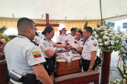 El agente fue despedido con todos los honores.