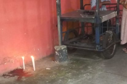 Familiares de Erick Armando Villarruel Carpio prendieron dos velas en el lugar donde cató abatido.