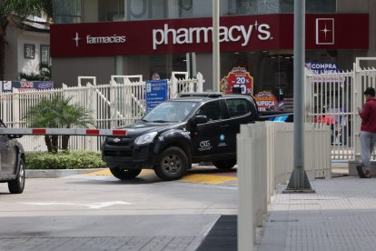 Policías llegaron al parque empresarial. Los detenidos fueron llevados a la Fiscalía.