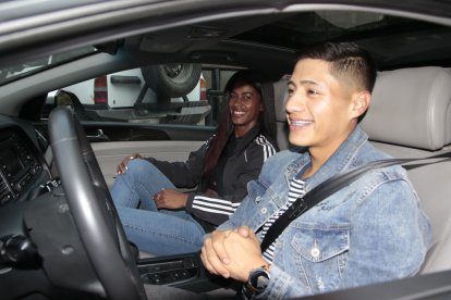 David Hurtado junto a la velocista Anahí Suárez, quien vivió la experiencia del carpool que lleva adelante el marchista olímpico.