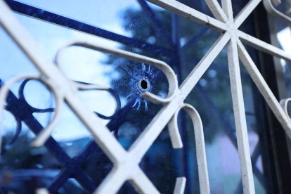 En las calles 32 y Medardo Ángel Silva, supuestos sicarios llegaron en un carro y asesinaron a dos personas