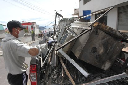 Los escombros fueron retirados del sitio en camionetas, a la mañana siguiente del incendio.