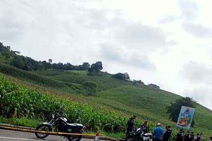 En la carretera del cantón Tosagua sorprendieron a un agente policial.