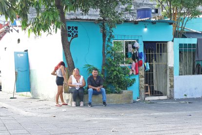 María Verónica Rubira Jordán es una de las víctimas mortales del atentado. Su tía materna (blusa blanca) llora su trágico deceso.