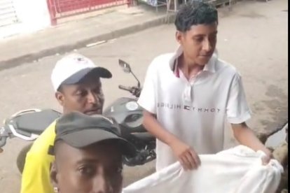 Tiktoker pedía plata en un mercado de Guayaquil.