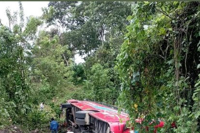 Los equipos de socorro continúan en el lugar evaluando la situación.