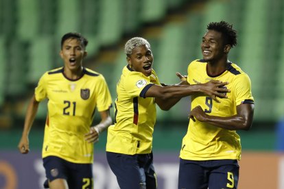 AMDEP284. CALI (COLOMBIA), 20/01/2023.- Justin Cuero (d) de Ecuador celebra un gol hoy, en un partido de la fase de grupos del Campeonato Sudamericano Sub'20 entre las selecciones de Ecuador y Chile en el estadio del Deportivo Cali en Cali (Colombia). EFE/ Ernesto Guzmán Jr.