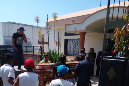 Familiares de las   víctimas que fueron baleadas cerca de una discoteca retiran los cadáveres de la morgue.