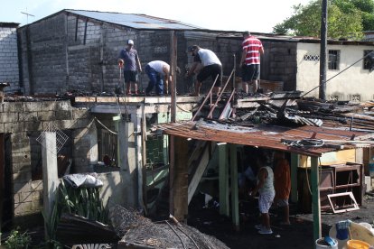 La parte de arriba de la vivienda fue la de mayor afectación, pues era de madera. Los perjudicados y vecinos limpiaron el lugar y sacaron los enseres que fueron consumidos por el fuego.
