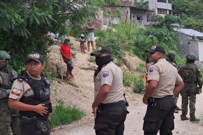 La policía investiga para dar con la ubicación del resto del cuerpo de la víctima.