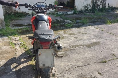 Dos motos, armas y drogas fueron hallados en la vivienda donde se detuvo a las 9 personas.