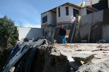 Hace un año ya se cayó  buena parte de la propiedad. El paso está cerrado.