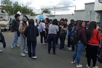 Familiares y cercanos a la víctima se reunieron a las afueras de la institución educativa.