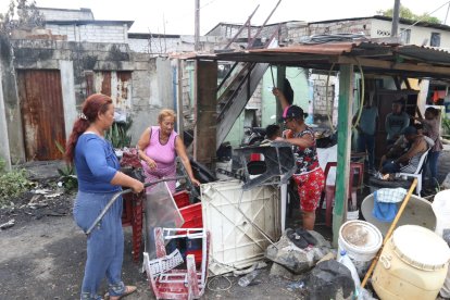 Los ciudadanos aún limpian el sitio, que se mantiene con los desechos de objetos quemados.