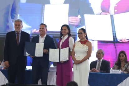 La prefecta del Guayas, Marcela Aguiñaga, recibió sus credenciales como nueva autoridad electa