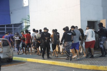 En total, se detuvo a 16 personas, entre ellas tres menores de edad y dos mujeres.