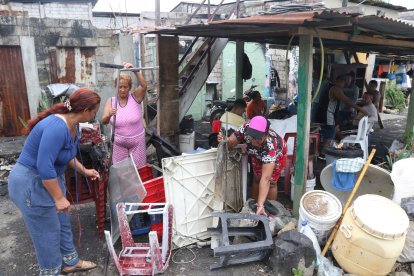 A Nelly Segura (izquierda) le preocupa que, por el momento, su familia no tiene el dinero necesario para reconstruir su morada.
