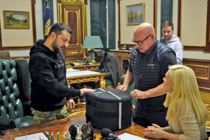 Scott Joseph Kelly recolecta dinero para comprar ambulancias para el país en guerra.