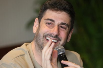 Ramón Melendi Espina, conocido artísticamente como Melendi, es un cantautor y compositor español de música pop y rumba.