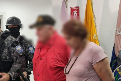 El hombre ya se encuentra con sus seres queridos, luego de ser rescatado por policías.