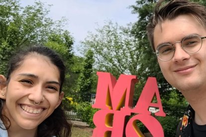 Daniel es el novio de una siamesa comparte pelvis con su hermana.