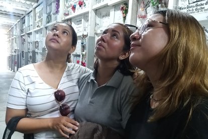 Brithany Zambrano, la mejor amiga de Doménica, y su mamá Johanna Antepara la acompañaron ayer a María Fernanda Ganchozo al cementerio.