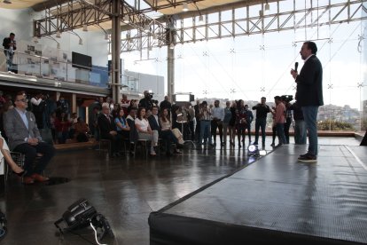 A la presentación de autoridades llegaron varios adeptos al alcalde electo.