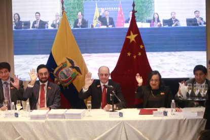 Julio José Prado, ministro de Producción, en la firma virtual del acuerdo comercial con China.
