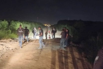 Agentes de la Policía revisaron el sitio donde estaba tirado el cadáver.