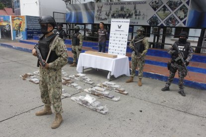 La Policía presentó varios paquetes de droga entre las evidencias de la detención