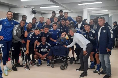 Jugadores y cuerpo técnico rodean a Miguel Ángel, a quien le dedicaron su partido y la victoria.