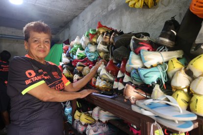 Mechita Ibarra tiene 70 años de edad, de los cuales 37 labora en la parte de utilería del Barcelona.