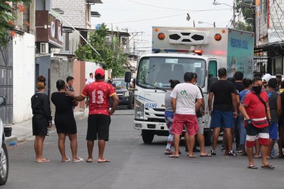 Momento en que el cadáver era retirado por agentes policiales.