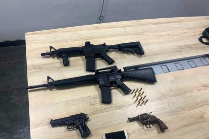 De las armas incautadas, solamente el revólver, calibre 38 milímetros, es real.