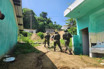 Tras el hallazgo de los cuerpos desmembrados, agentes militares recorrieron el sector Bendición de Dios.