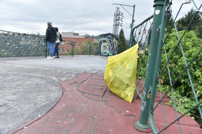 Esta semana un vecino recogió la basura en una funda, pero la dejó allí.