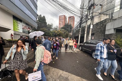 Amenaza. Los funcionarios evacuaron el edificio, en la tarde. Todavía no se conoce si fue real o no la alerta