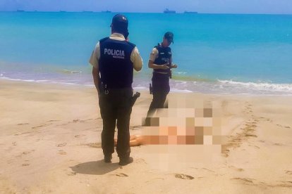 La mujer fue encontrada por habitantes de la zona en una de las playas de Capaes