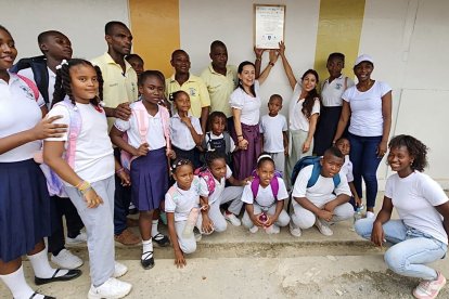 La felicidad de los estudiantes y profesores de la Unidad  Educativa Tululbí, donde Enner estudió en su infanciaen Ricaurte, Esmeraldas.