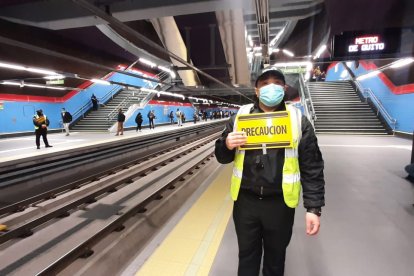 Usuarios que no se enteraron de la medida, acudieron hasta las estaciones.