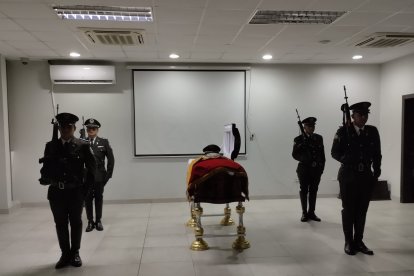 Uniformados escoltaron el ataúd del agente asesinado con un disparo en la cabeza.