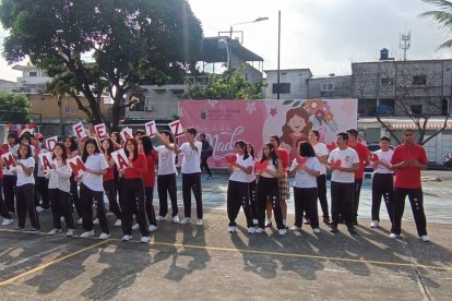 Los alumnos cantaron y bailaron para celebrar a sus mamitas.