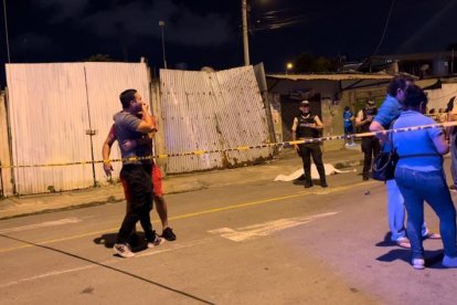 El militar estaba fuera de la casa y cayó en  la calle tras los balazos.